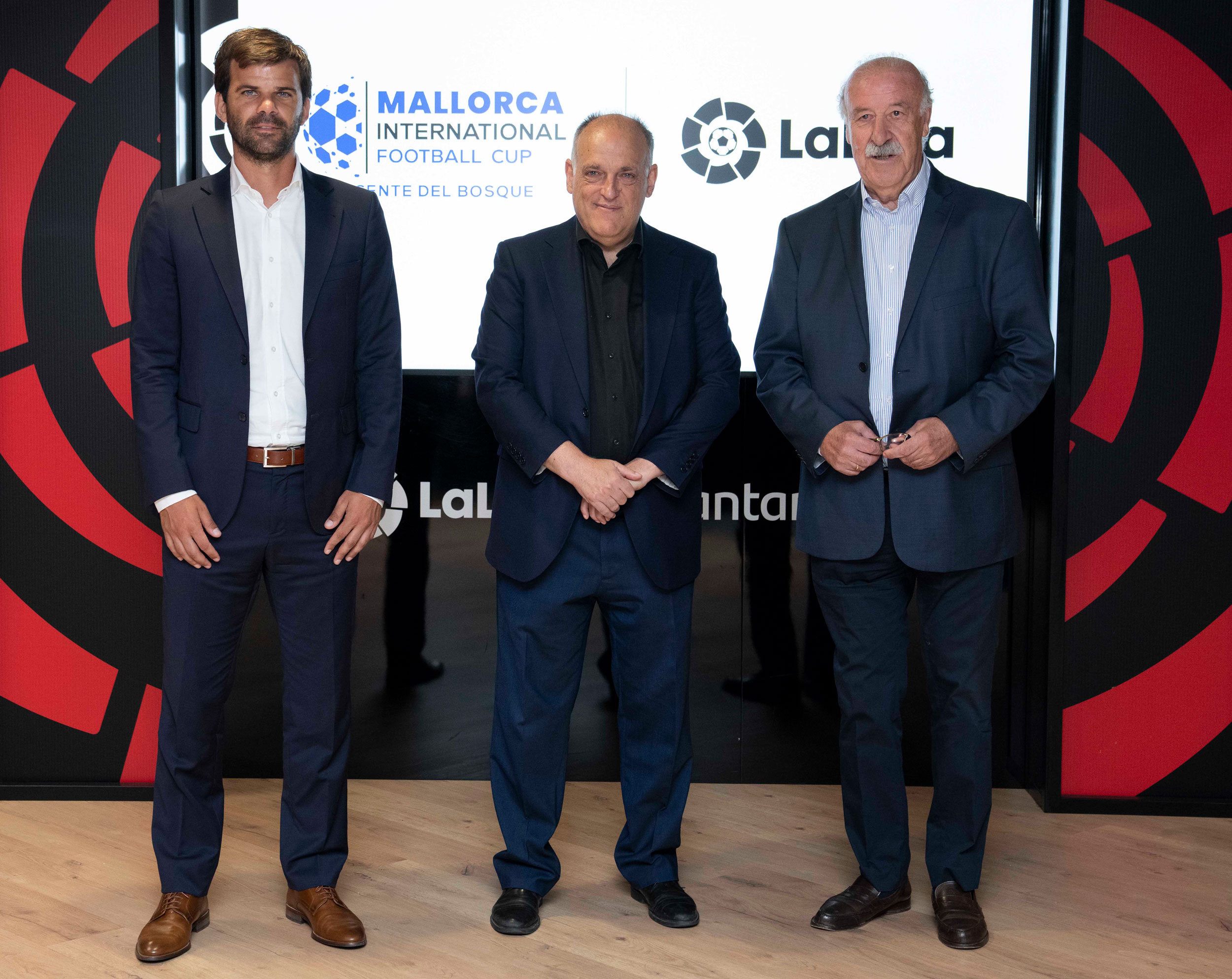 LaLiga and Vicente del Bosque Football Academy sign an agreement to promote the “Mallorca International Football Cup”.